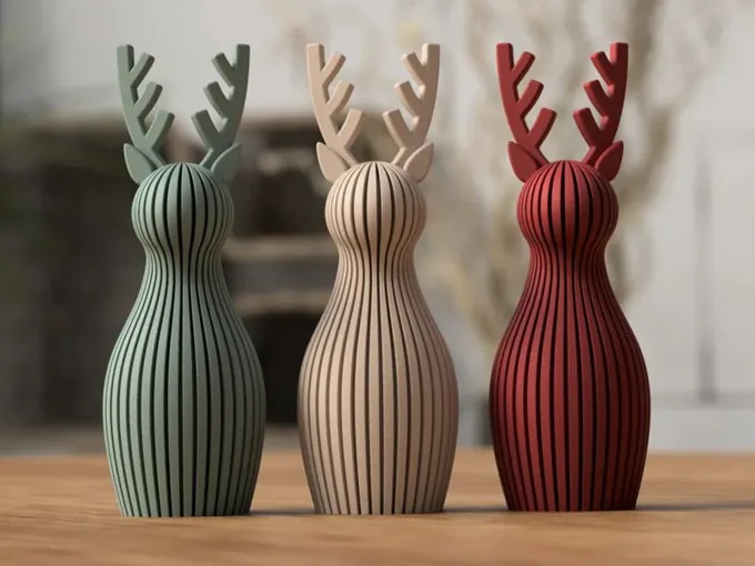 Renos navideños acanalados en verde, beige y rojo sobre una mesa de madera