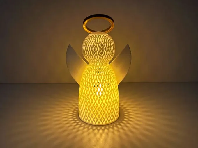 Ángel decorativo de malla con alas y aureola, iluminado con luz cálida