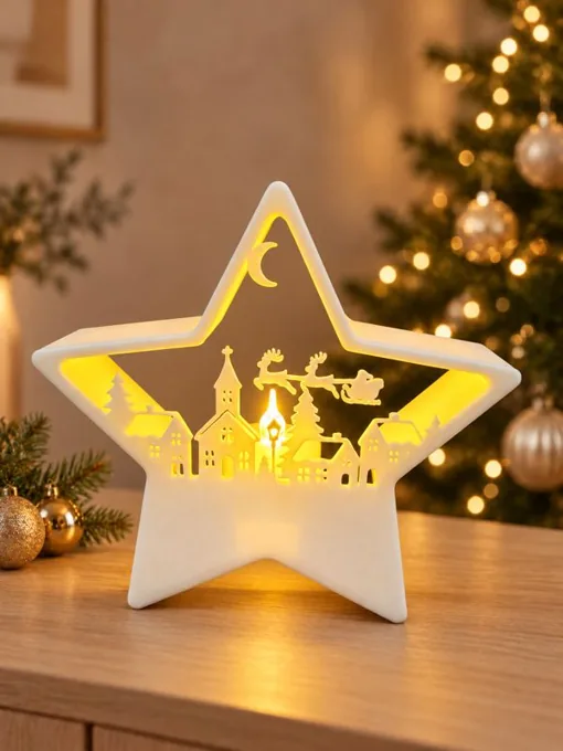 Portavelas blanco en forma de estrella con una escena navideña de casas, árboles y un trineo, iluminado en tono cálido
