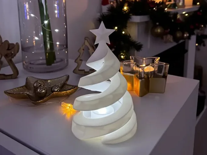 Árbol de Navidad blanco en espiral con una estrella en la punta e iluminación en su interior