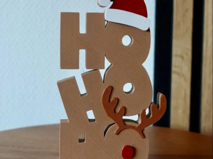 Letras decorativas HO HO HO en tono café con gorro navideño y detalles de reno