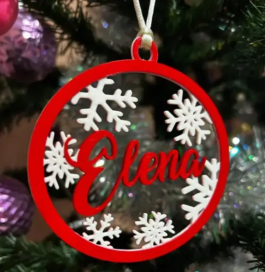 Adorno circular rojo para el árbol de Navidad con copos de nieve blancos y un nombre personalizado
