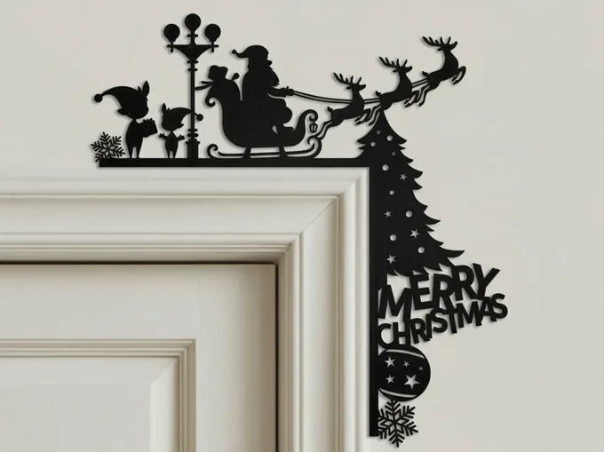 Adorno negro de Papá Noel en trineo con renos, árbol y texto Merry Christmas, colocado en la esquina superior del marco de una puerta