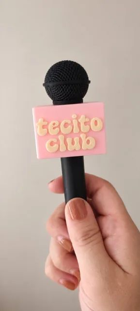 Adaptador cuadrado rosado con el texto tecito club en letras color crema