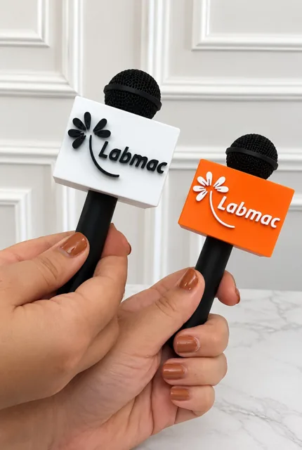 Dos adaptadores con el logo Labmac, uno blanco con letras negras y otro naranja con letras blancas