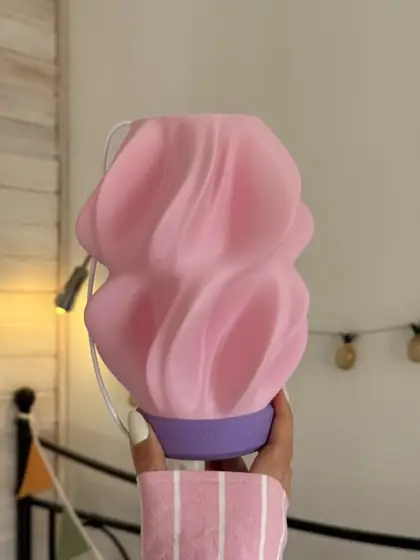 Lámpara rosa con pantalla de ondas amplias y base lila