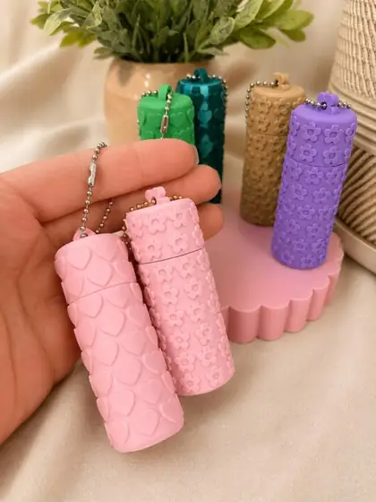 Llaveros porta labial cilíndricos con flores y corazones en tonos rosado, verde, turquesa, café y lila